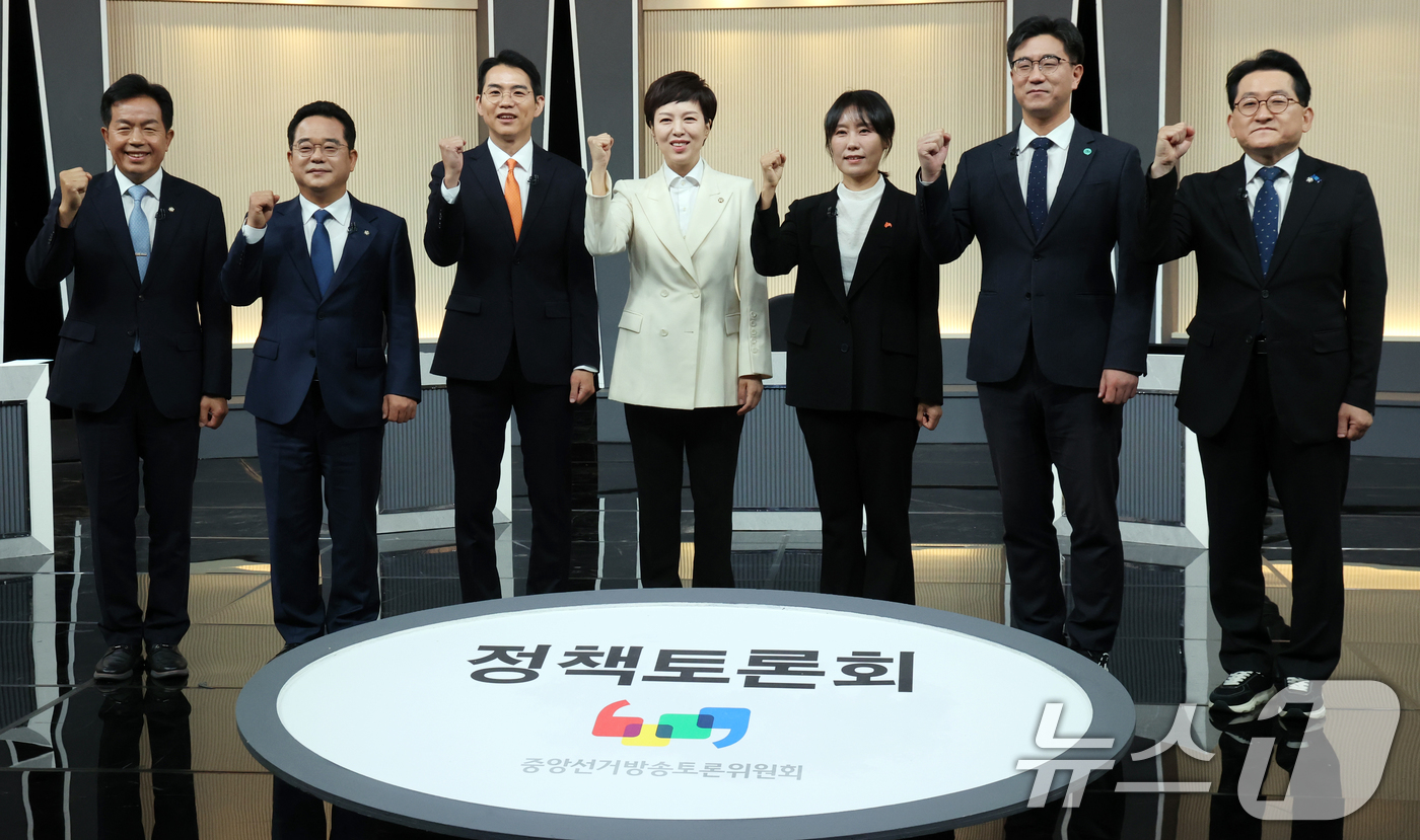 (서울=뉴스1) 김명섭 기자 = 9일 오전 서울 영등포구 KBS 별관에서 열린 중앙선거방송토론위원회 제1차 정책토론회에서 각 정당 토론자들이 기념촬영을 하고 있다. 왼쪽부터 진보당 …