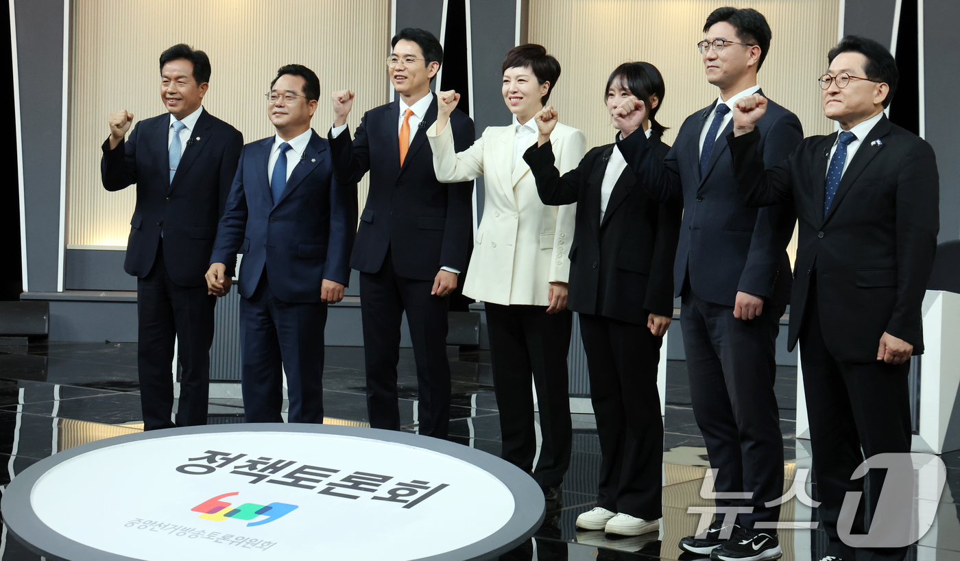 (서울=뉴스1) 김명섭 기자 = 9일 오전 서울 영등포구 KBS 별관에서 열린 중앙선거방송토론위원회 제1차 정책토론회에서 각 정당 토론자들이 기념촬영을 하고 있다. 왼쪽부터 진보당 …