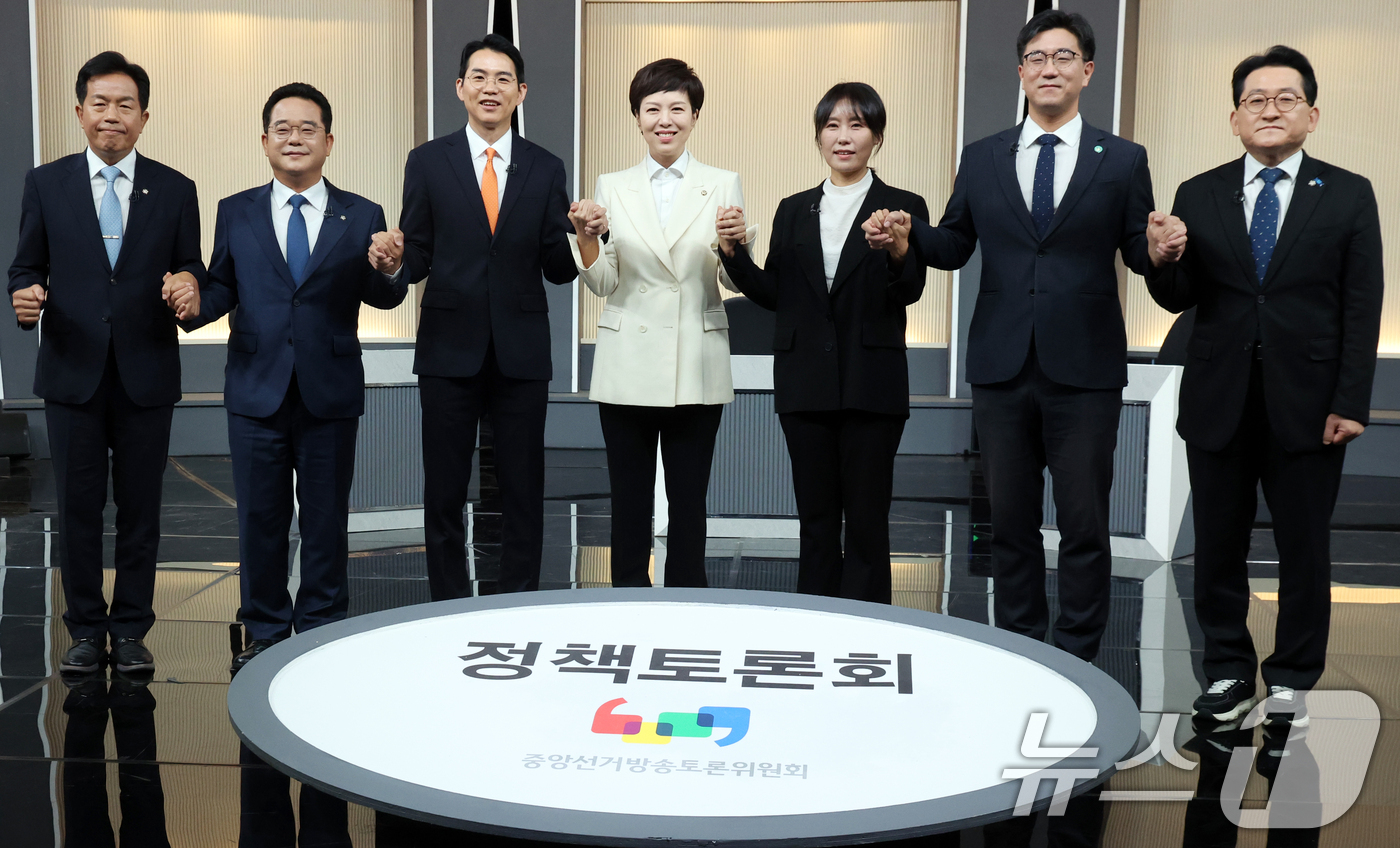 (서울=뉴스1) 김명섭 기자 = 9일 오전 서울 영등포구 KBS 별관에서 열린 중앙선거방송토론위원회 제1차 정책토론회에서 각 정당 토론자들이 기념촬영을 하고 있다. 왼쪽부터 진보당 …