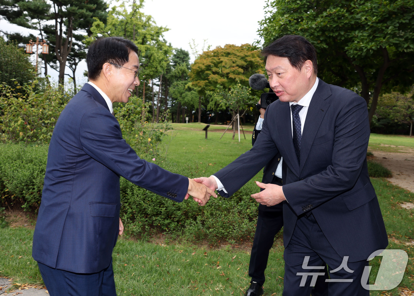 (서울=뉴스1) 이호윤 기자 = 조정식 국회의장(왼쪽)과 최태원 대한상공회의소 회장이 9일 서울 여의도 국회 사랑재에서 열린 '국회 경제대도약위원회 출범식'에 앞서 악수하고 있다. …