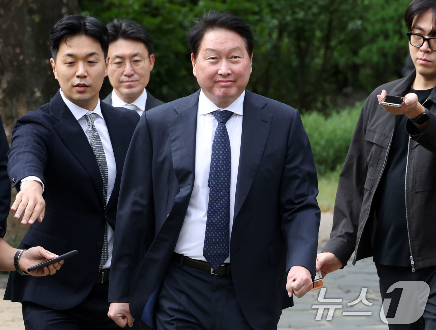 (서울=뉴스1) 이호윤 기자 = 최태원 대한상의 회장이 9일 서울 여의도 국회 사랑재에서 열린 '국회 경제대도약위원회 출범식'에 참석하고 있다.  (공동취재) 2026.9.9/뉴스 …