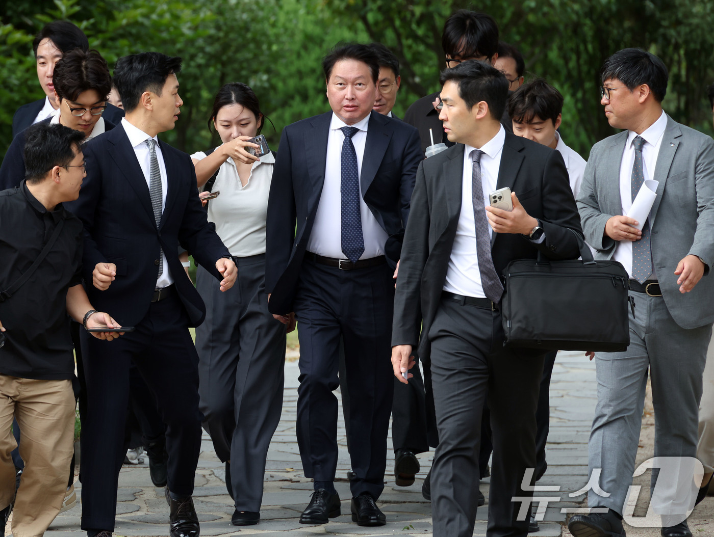 (서울=뉴스1) 이호윤 기자 = 최태원 대한상공회의소 회장이 9일 서울 여의도 국회 사랑재에서 열린 '경제대도약위원회 출범식'에 참석하고 있다. (공동취재) 2026.9.9/뉴스1 …