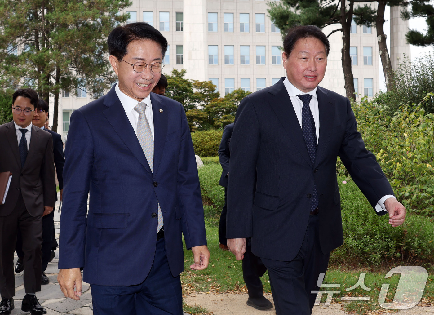 (서울=뉴스1) 이호윤 기자 = 조정식 국회의장(왼쪽)과 최태원 대한상공회의소 회장이 9일 서울 여의도 국회 사랑재에서 열린 '국회 경제대도약위원회 출범식'에 참석하고 있다. (공 …
