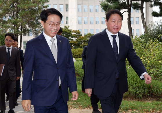 최태원 회장 "국제 정세 예측 불가…국회가 국내 변수 줄여줘야"