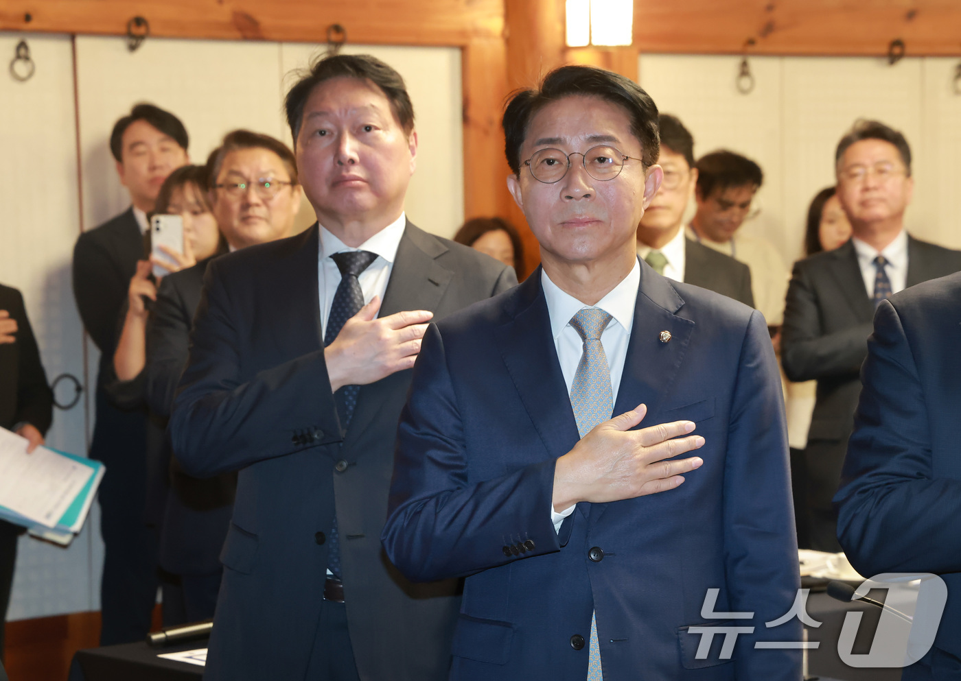 (서울=뉴스1) 이호윤 기자 = 조정식 국회의장과 최태원 대한상공회의소 회장이 9일 서울 여의도 국회 사랑재에서 열린 경제대도약위원회 출범식에서 참석자들과 국민의례를 하고 있다. …