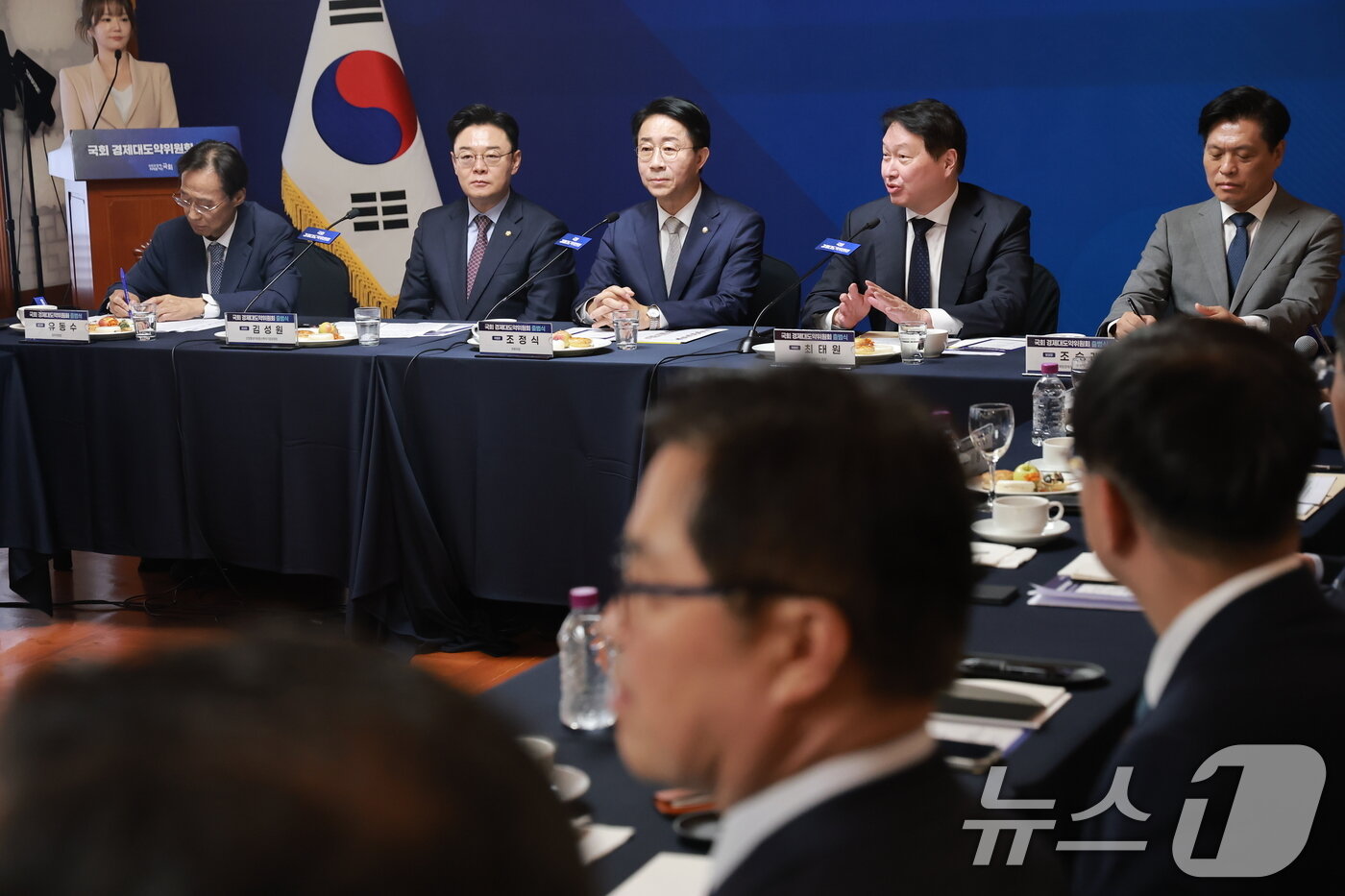 본문 이미지 - 최태원 대한상공회의소 회장이 9일 서울 여의도 국회 사랑재에서 열린 경제대도약위원회 출범식에 공동위원장 자격으로 참석해 인사말하고 있다. (공동취재) 2026.9.9 ⓒ 뉴스1 이호윤 기자