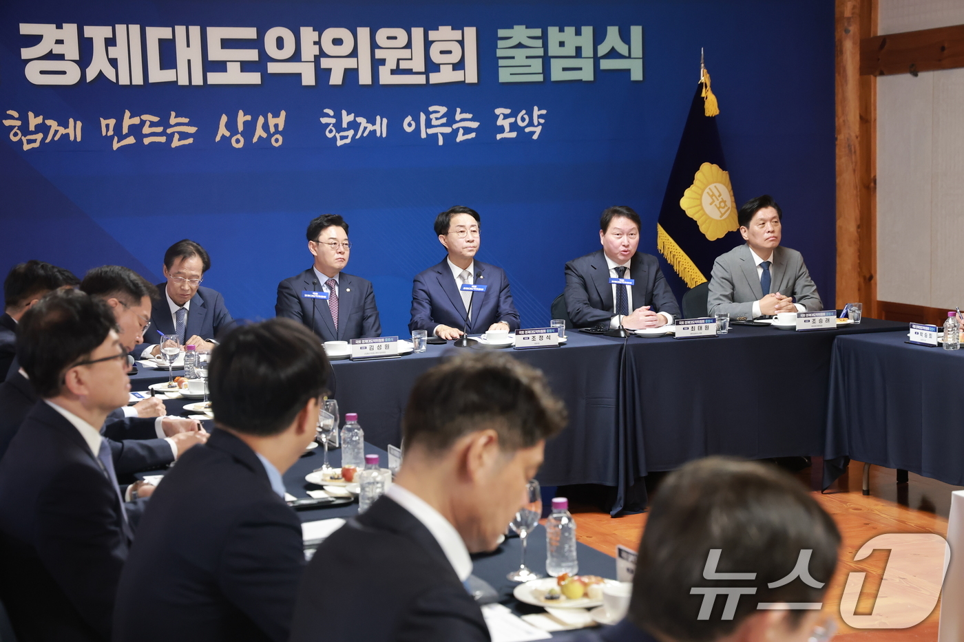 (서울=뉴스1) 이호윤 기자 = 최태원 대한상공회의소 회장이 9일 서울 여의도 국회 사랑재에서 열린 경제대도약위원회 출범식에 공동위원장 자격으로 참석해 인사말하고 있다. (공동취재 …