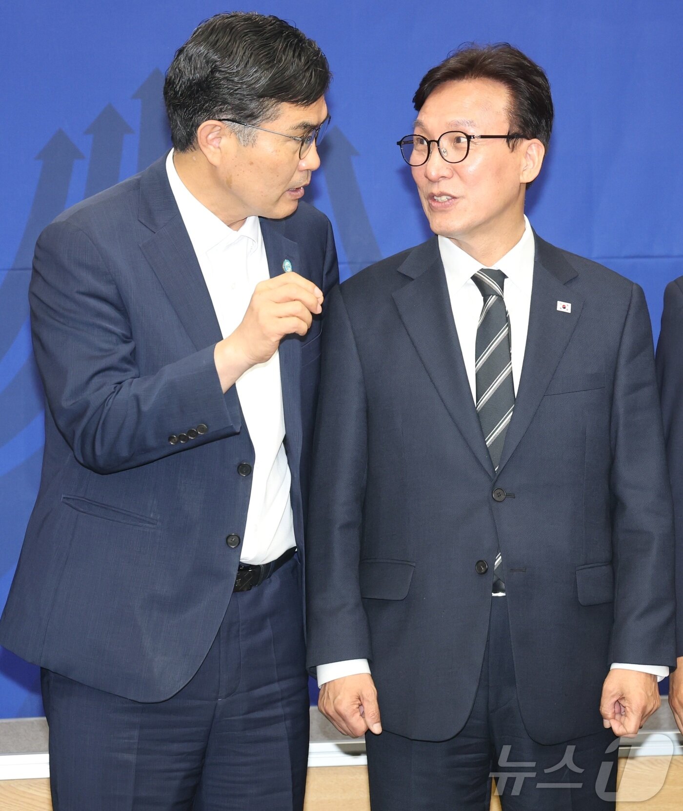 본문 이미지 - 김민석 더불어민주당 대표(오른쪽)가 9일 전북 전주시 전북특별자치도청에서 열린 더불어민주당·전북특별자치도 예산정책협의회에서 이원택 전북도지사와 대화를 나누고 있다. 2026.9.9 ⓒ 뉴스1 유경석 기자