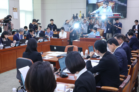 의사봉 두드리는 서영교 위원장