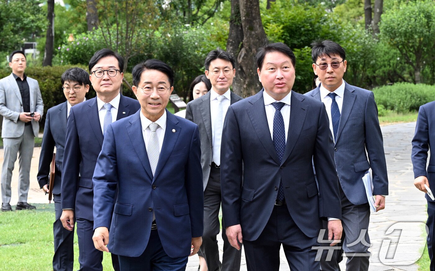 본문 이미지 - 조정식 국회의장(왼쪽)과 최태원 대한상공회의소 회장이 9일 서울 여의도 국회 사랑재에서 열린 '국회 경제대도약위원회 출범식'에 참석하고 있다. (공동취재) 2026.9.9 ⓒ 뉴스1 이호윤 기자