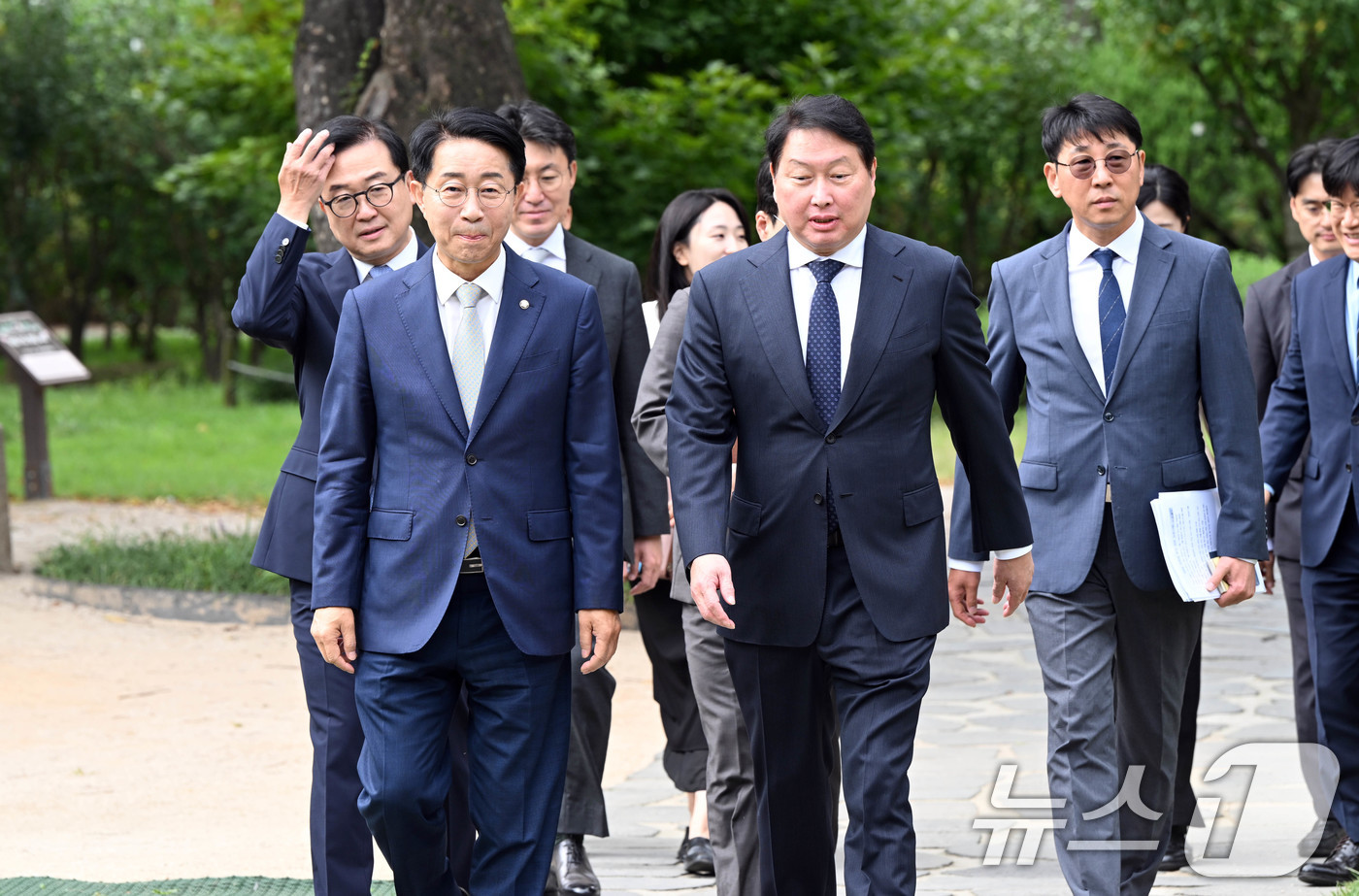 (서울=뉴스1) 이호윤 기자 = 조정식 국회의장(왼쪽)과 최태원 대한상공회의소 회장이 9일 서울 여의도 국회 사랑재에서 열린 '국회 경제대도약위원회 출범식'에 참석하고 있다. (공 …