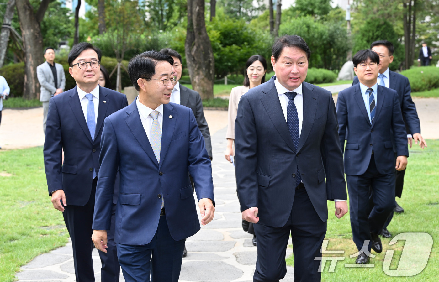 (서울=뉴스1) 이호윤 기자 = 조정식 국회의장(왼쪽)과 최태원 대한상공회의소 회장이 9일 서울 여의도 국회 사랑재에서 열린 '국회 경제대도약위원회 출범식'에 참석하고 있다. (공 …