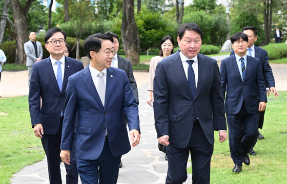 출범식장 향하는 조정식 의장과 최태원 대한상의 회장
