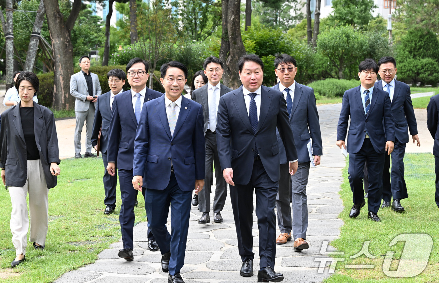 (서울=뉴스1) 이호윤 기자 = 조정식 국회의장(왼쪽)과 최태원 대한상공회의소 회장이 9일 서울 여의도 국회 사랑재에서 열린 '국회 경제대도약위원회 출범식'에 참석하고 있다. (공 …