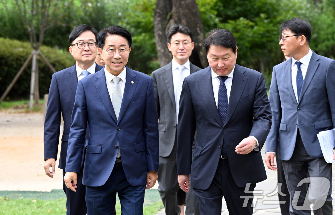 (서울=뉴스1) 이호윤 기자 = 조정식 국회의장(왼쪽)과 최태원 대한상공회의소 회장이 9일 서울 여의도 국회 사랑재에서 열린 '국회 경제대도약위원회 출범식'에 참석하고 있다. (공 …