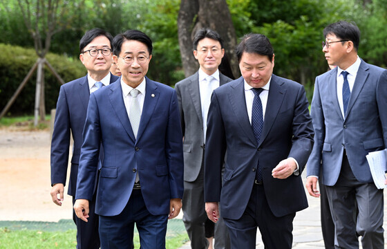 경제대도약위원회 출범식장 향하는 조정식·최태원