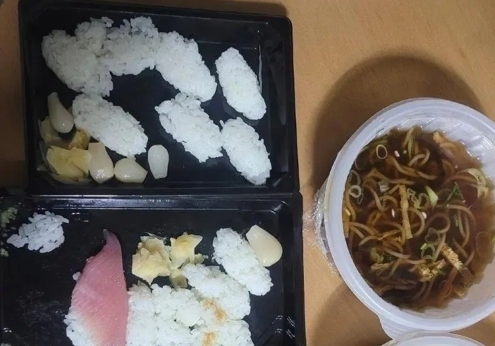 "배달된 초밥 차가워서 못 먹겠다" 환불 요청한 손님…회만 쏙 빼 먹었다