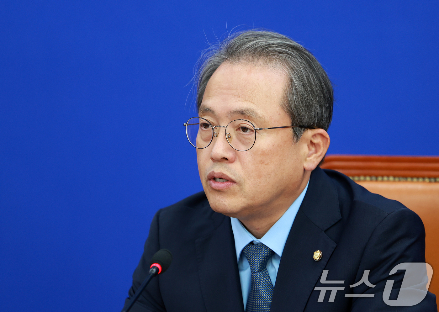 (서울=뉴스1) 이호윤 기자 = 송기헌 더불어민주당 선거제도 개혁 TF 단장이 9일 서울 여의도 국회 더불어민주당 원내대표회의실에서 열린 국민참정권 수호를 위한 선관위개혁TF 활동 …
