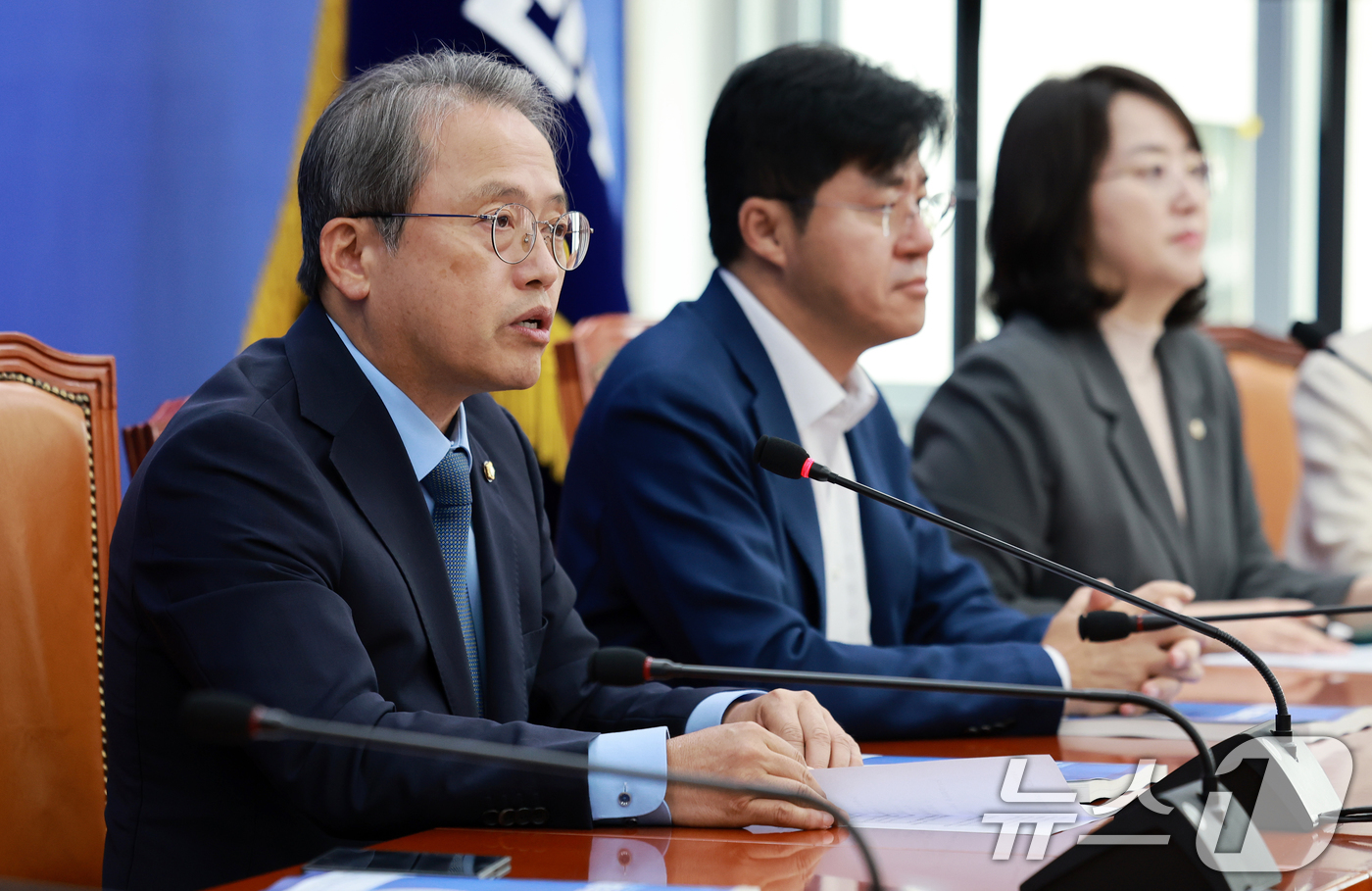 (서울=뉴스1) 이호윤 기자 = 송기헌 더불어민주당 선거제도 개혁 TF 단장이 9일 서울 여의도 국회 더불어민주당 원내대표회의실에서 열린 국민참정권 수호를 위한 선관위개혁TF 활동 …