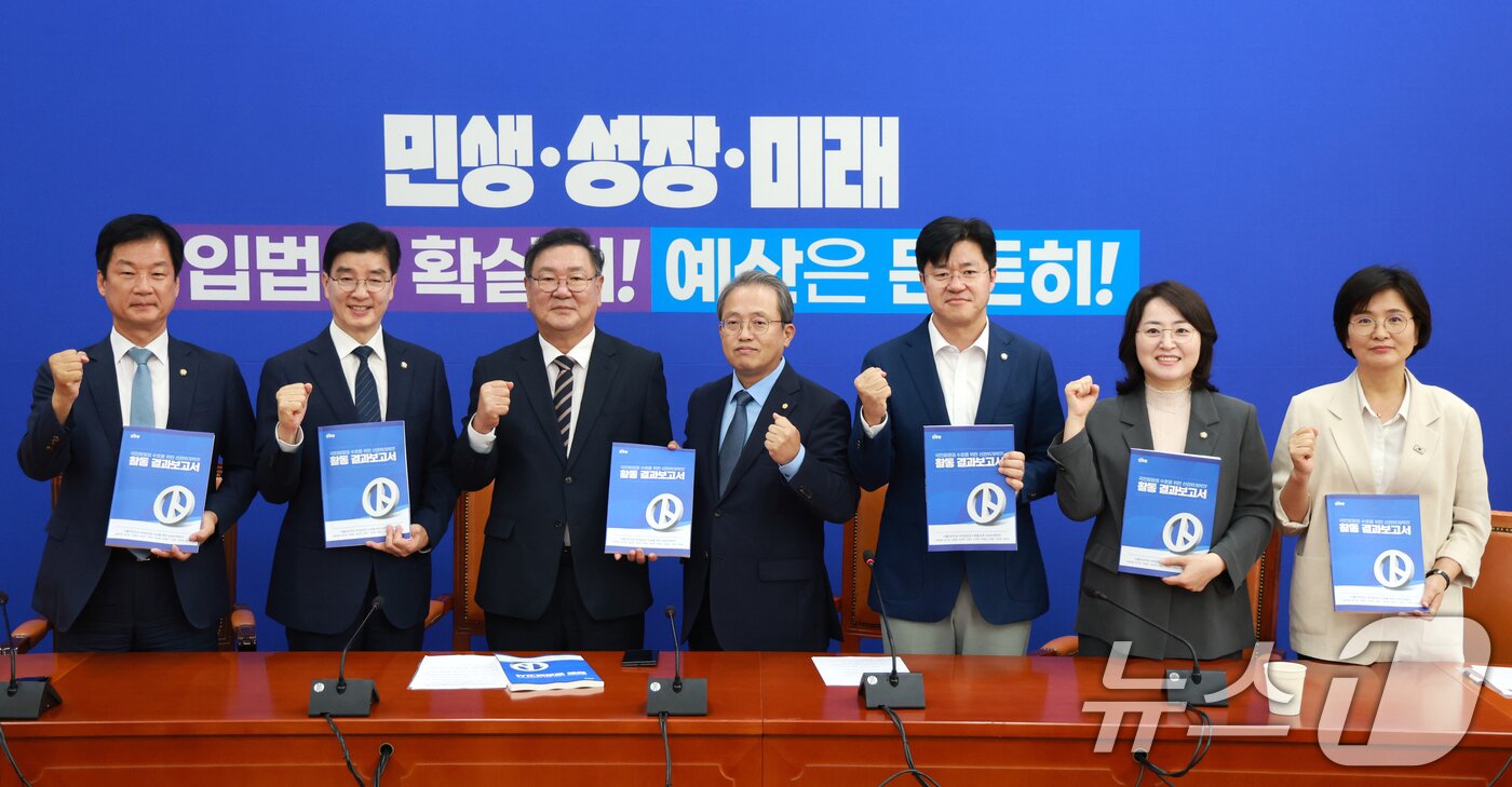 본문 이미지 - 송기헌 더불어민주당 선거제도 개혁 TF 단장이 김태년 개헌추진단장 등 참석 의원들이 9일 서울 여의도 국회 더불어민주당 원내대표회의실에서 열린 국민참정권 수호를 위한 선관위개혁TF 활동결과 보고 및 개헌과제 전달식에 참석해 기념촬영을 하고 있다. 2026.9.9 ⓒ 뉴스1 이호윤 기자