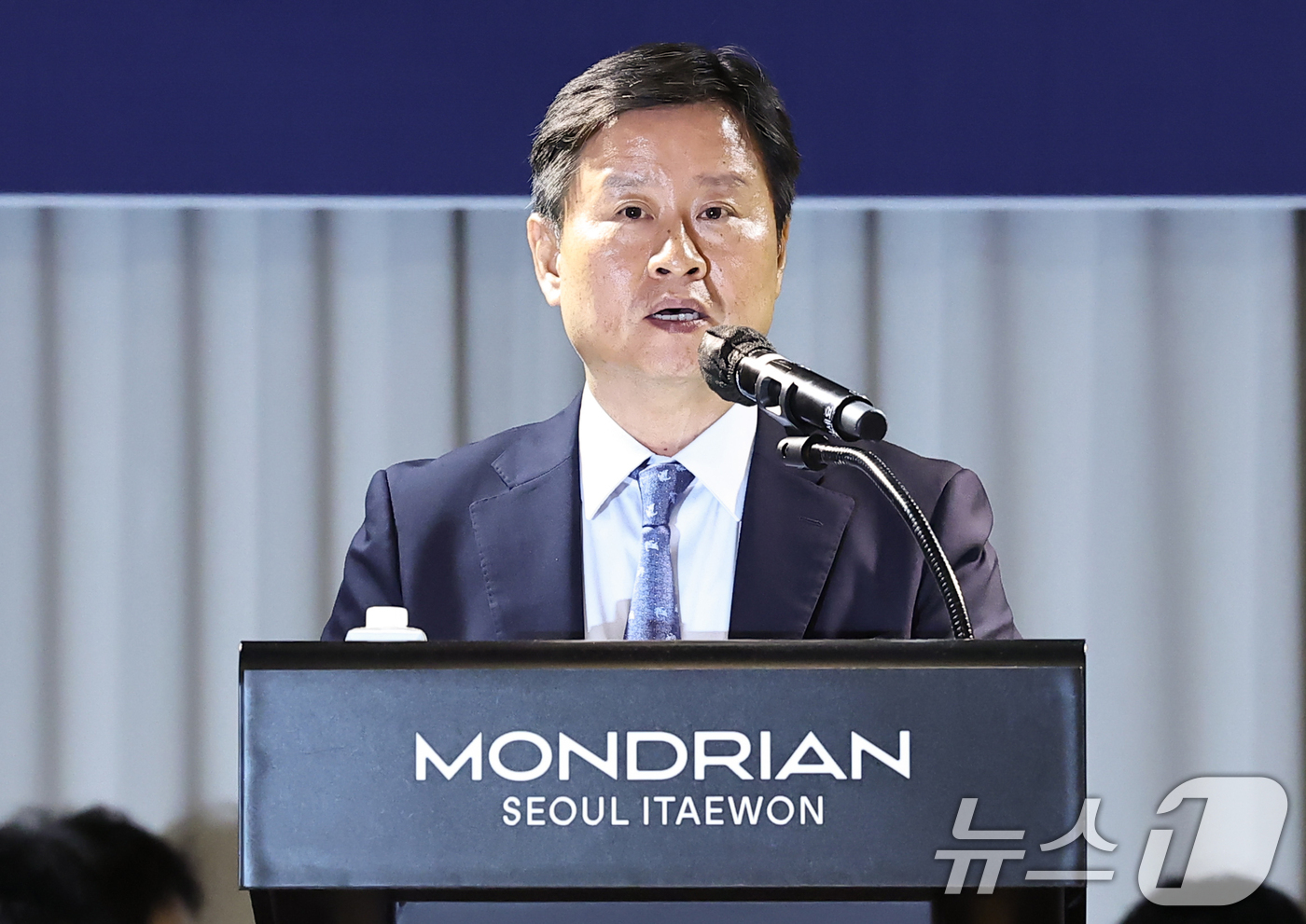 (서울=뉴스1) 오대일 기자 = 박기덕 고려아연 대표이사가 9일 오전 서울 용산구 몬드리안호텔에서 열린 고려아연 제53기 임시주주총회에서 개회를 선언하고 있다.고려아연과 MBK파트 …
