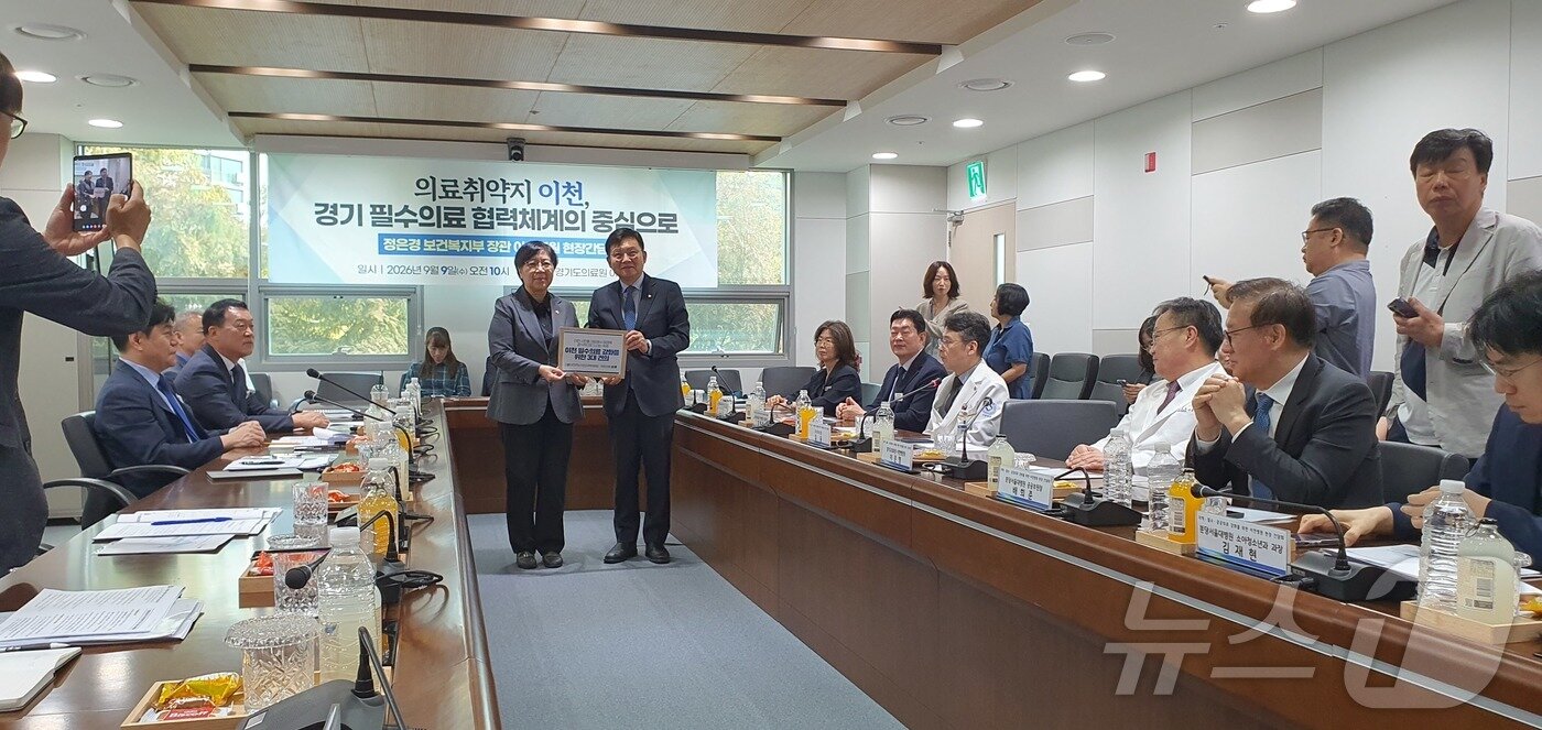 본문 이미지 - 김윤 더불어민주당 국회의원이 9일 경기도의료원 이천병원에서 가진 간담회에서 정은경 보건복지부 장관에게‘이천 필수의료 강화를 위한 건의서'를 전달하고 있다.’ ⓒ 뉴스1 김평석 기자