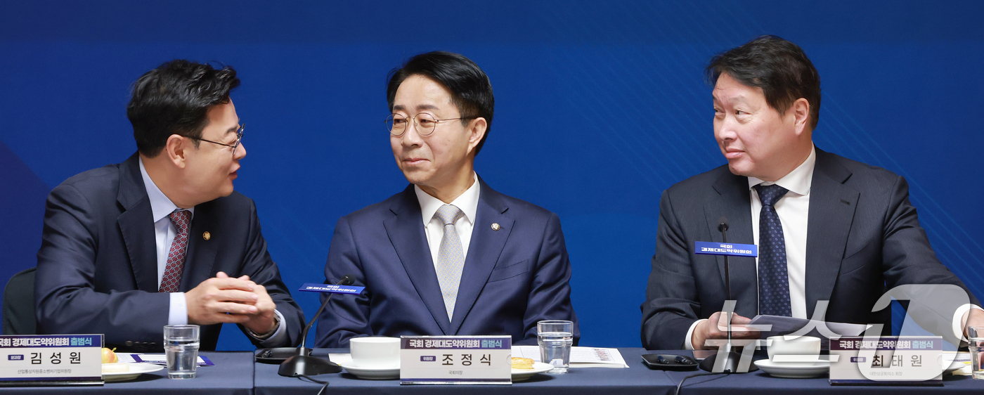 (서울=뉴스1) 이호윤 기자 = 조정식 국회의장(가운데)과 최태원 대한상공회의소 회장(오른쪽)이 9일 서울 여의도 국회 사랑재에서 열린 경제대도약위원회 출범식에서 대화를 나누고 있 …