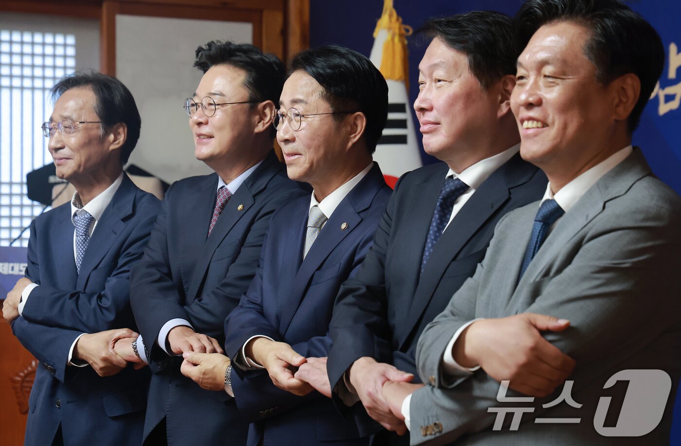 본문 이미지 - 유동수 국회 정무위원회 위원장(왼쪽부터), 김성원 산업통상자원중소벤처기업위원회 위원장, 조정식 국회의장, 최태원 대한상공회의소 회장, 조승래 재정경제기획위원회 위원장이 9일 서울 여의도 국회 사랑재에서 열린 ‘국회 경제대도약위원회 출범식’에서 기념촬영을 하고 있다. (공동취재) 2026.9.9 ⓒ 뉴스1 이호윤 기자