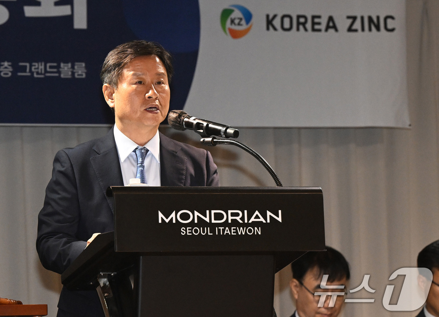 (서울=뉴스1) 오대일 기자 = 박기덕 고려아연 대표이사가 9일 오전 서울 용산구 몬드리안호텔에서 열린 고려아연 제53기 임시주주총회에서 개회를 선언하고 있다.  (공동취재) 20 …