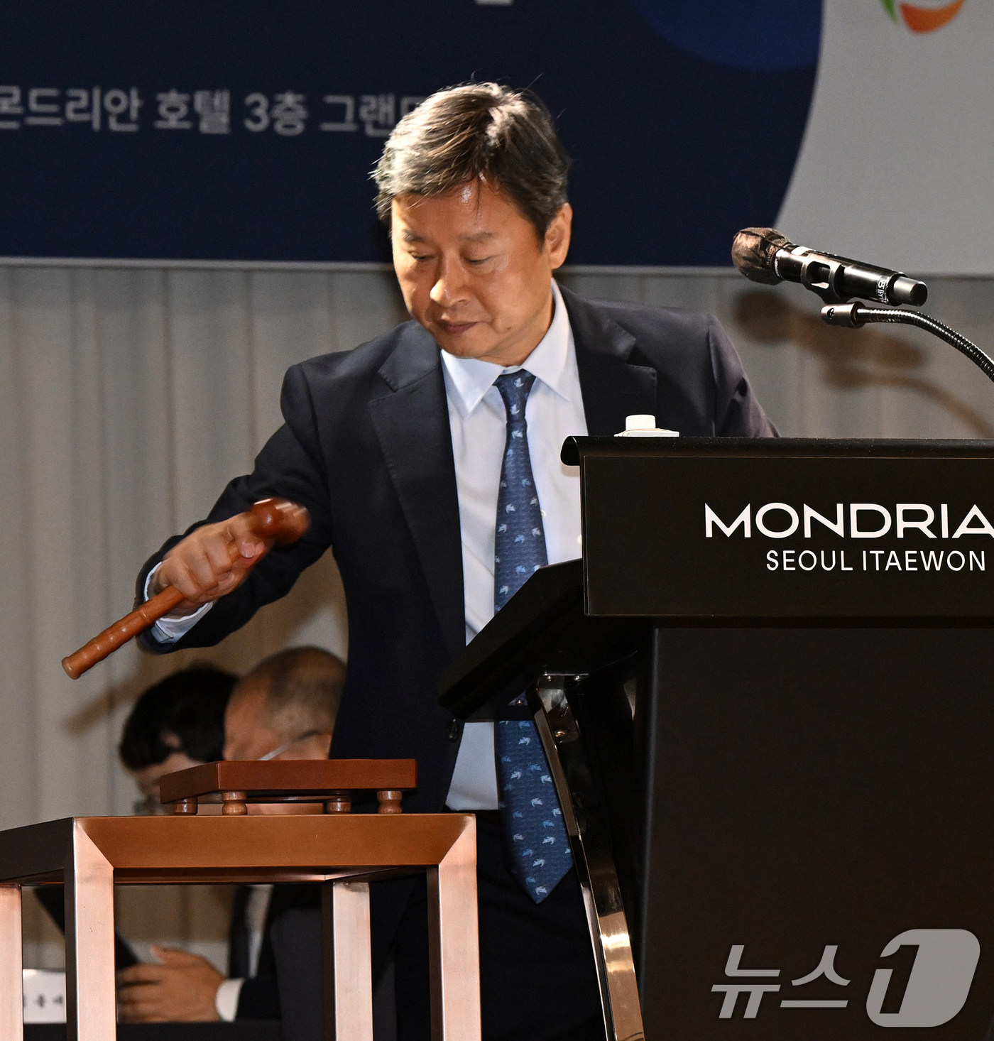 (서울=뉴스1) 오대일 기자 = 박기덕 고려아연 대표가 9일 서울 용산 몬드리안호텔에서 열린 제53기 임시주주총회에 참석해 개회 선언 중 의사봉을 놓치고 있다. (공동취재) 202 …
