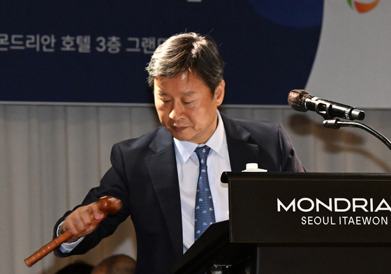 주총 의사봉 놓치는 박기덕 고려아연 대표