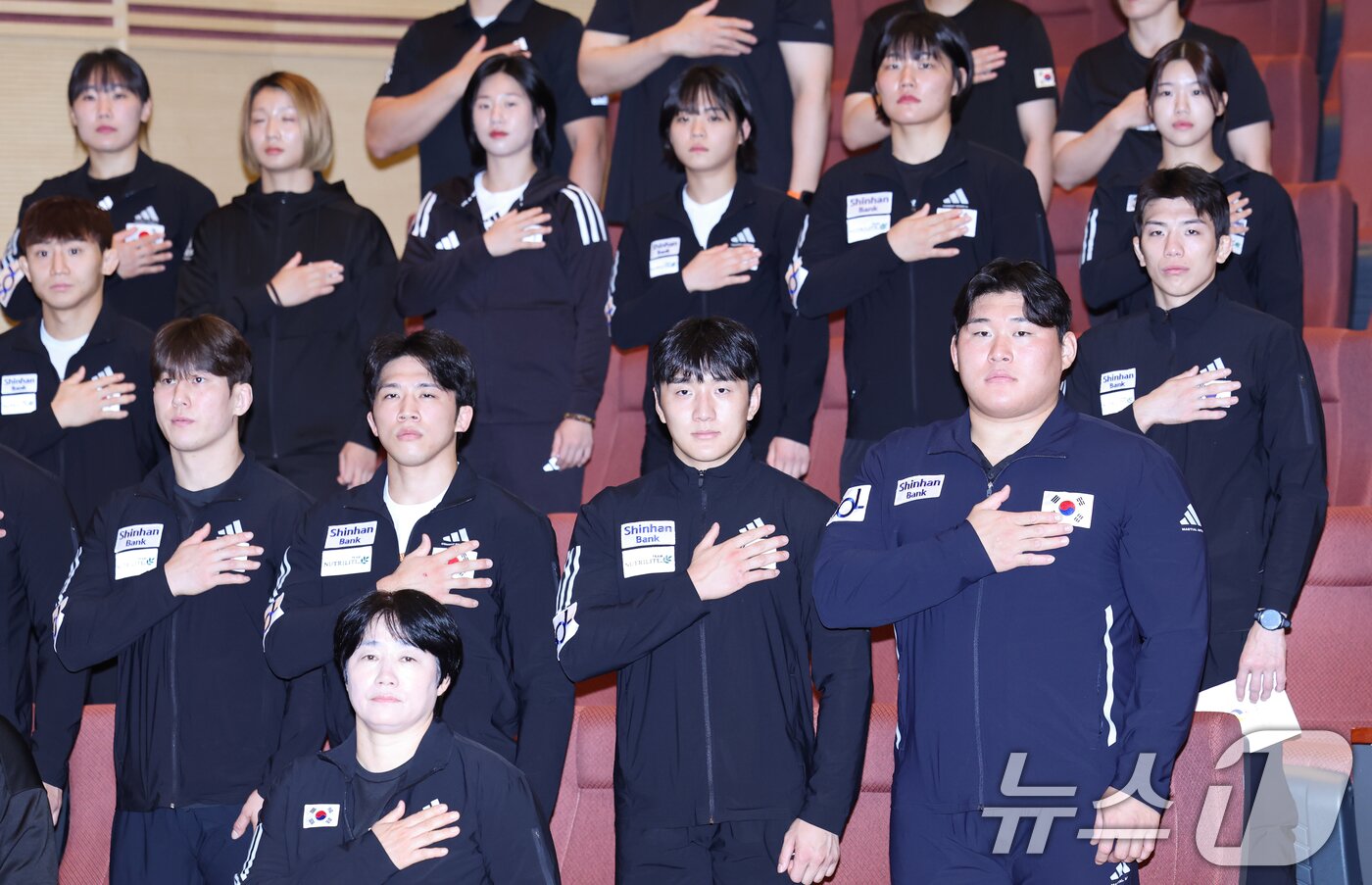 본문 이미지 - 9일 충북 진천선수촌에서 열린 유도 2026 아이치-나고야 아시아경기대회 유도 국가대표팀 미디어데이에서 김민종, 이준환 등 선수들이 국민의례를 하고 있다. ⓒ 뉴스1 김민지 기자