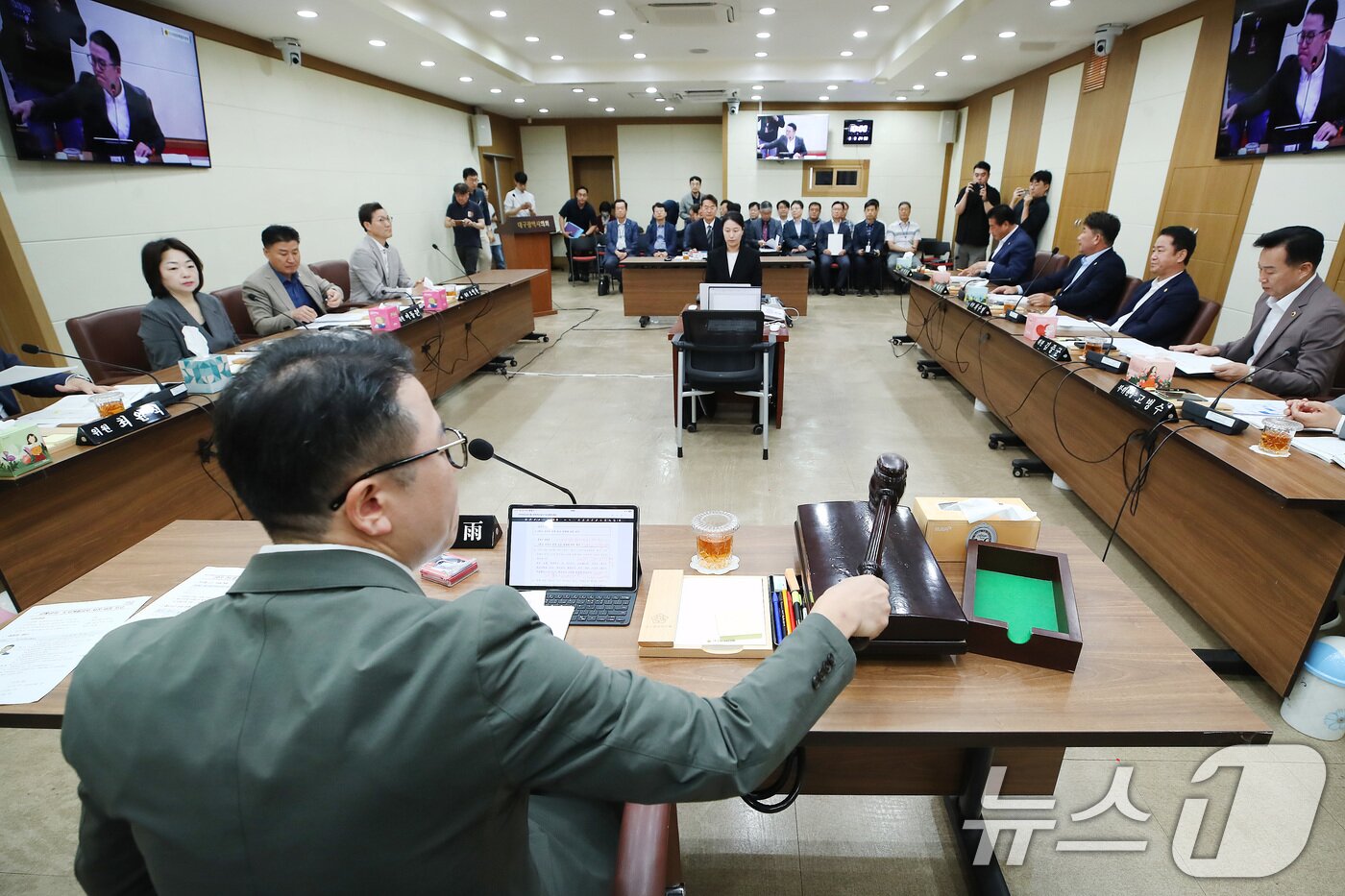 본문 이미지 - 9일 오전 대구시의회 회의실에서 열린 대구교통공사 사장 후보자 인사청문회에서 인사청문특별위원회 김태우 위원장이 회의 개시를 알리는 의사봉을 두드리고 있다. 2026.9.9 ⓒ 뉴스1 공정식 기자