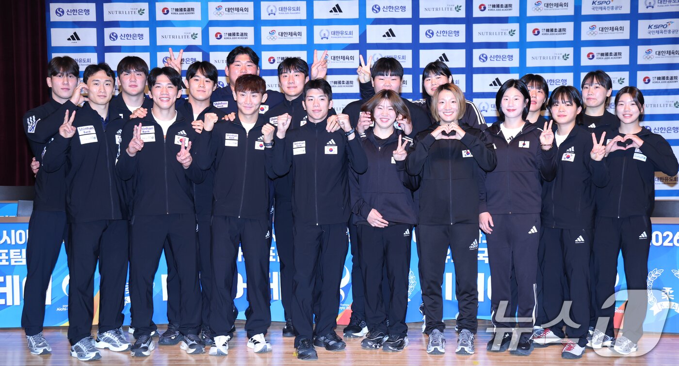 본문 이미지 - 9일 충북 진천선수촌에서 열린 유도 2026 아이치-나고야 아시아경기대회 유도 국가대표팀 미디어데이에서 김민종, 이준환, 허미미, 김지수, 이현지 등 선수들이 기념촬영을 하고 있다. 2026.9.9 ⓒ 뉴스1 김민지 기자