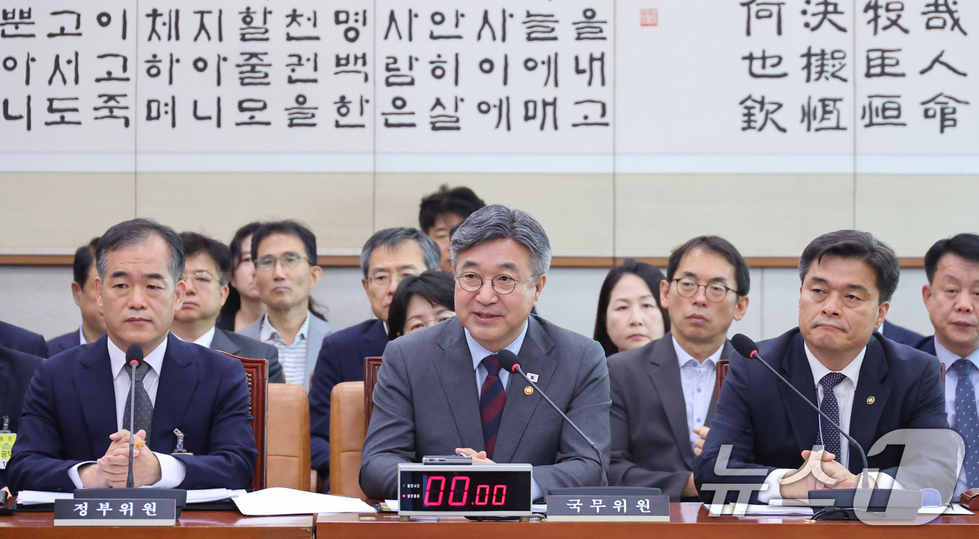 (서울=뉴스1) 신웅수 기자 = 윤호중 행정안전부 장관이 9일 서울 여의도 국회에서 열린 법제사법위원회 전체회의에서 의원 질의에 답변하고 있다. 2026.9.9/뉴스1
