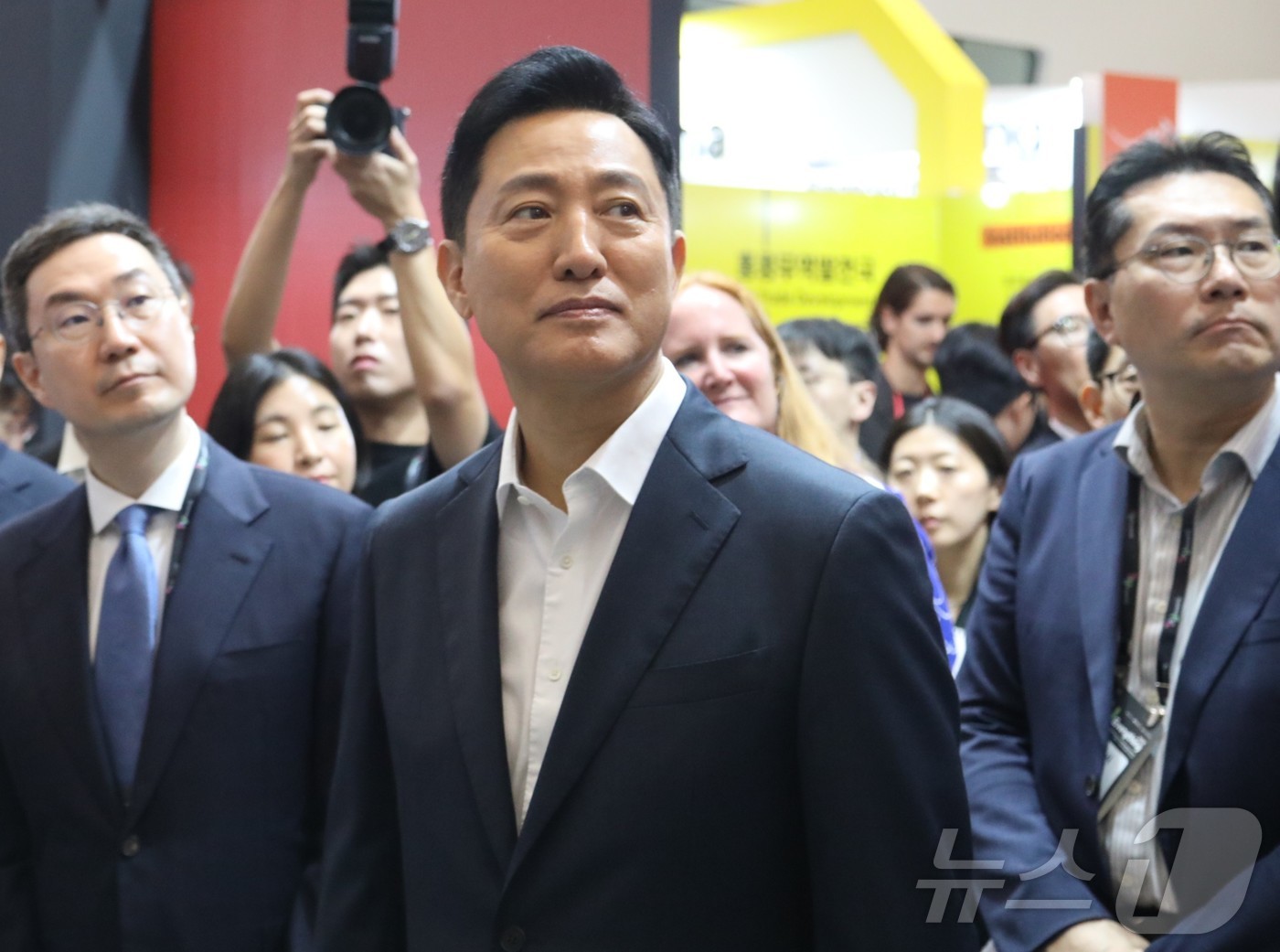 (서울=뉴스1) 이동건 수습기자 = 오세훈 서울시장이 9일 오전 서울 중구 동대문디자인플라자(DDP) 아트홀 1관에서 열린 ‘Try Everything 2026’에 마련된 부스를 …