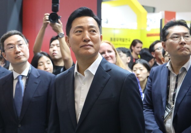 부스 둘러보는 오세훈 서울시장