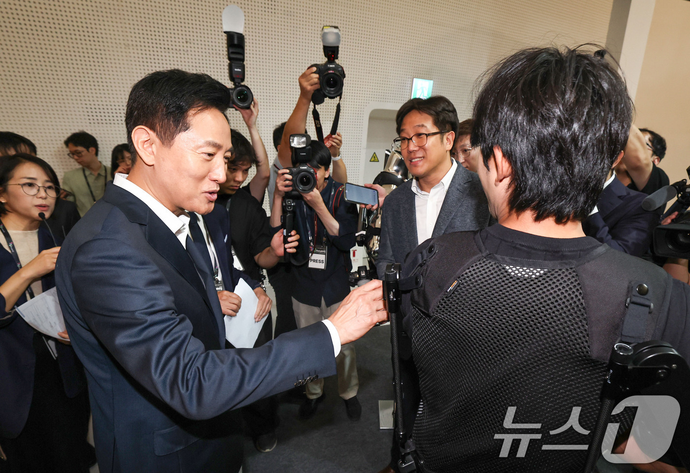 (서울=뉴스1) 이종수 기자 = 오세훈 서울시장이 9일 서울 중구 동대문디자인플라자(DDP) 아트홀 1관에서 열린 ‘Try Everything 2026’에서 부스를 둘러보고 있다. …