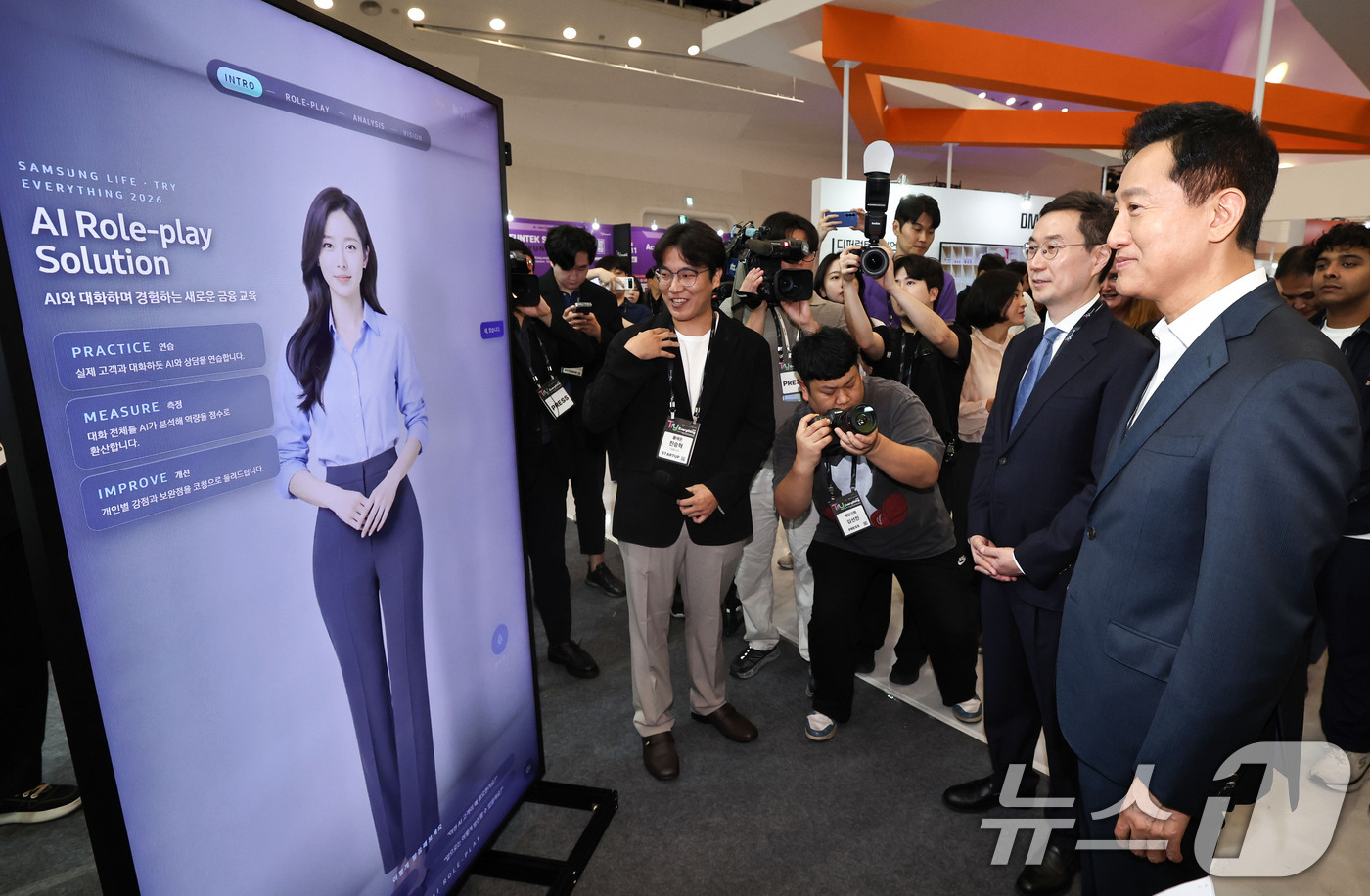 (서울=뉴스1) 이종수 기자 = 오세훈 서울시장이 9일 서울 중구 동대문디자인플라자(DDP) 아트홀 1관에서 열린 ‘Try Everything 2026’에서 부스를 둘러보고 있다. …