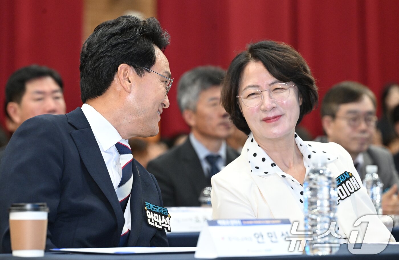 본문 이미지 - 9일 경기 오산시 원동초등학교에서 열린 경기도교육청 벽깨기 협약식에서 안민석 경기도교육감과 추미애 경기도지사가 대화를 나누고 있다. (공동취재) 2026.9.9 ⓒ 뉴스1 김영운 기자