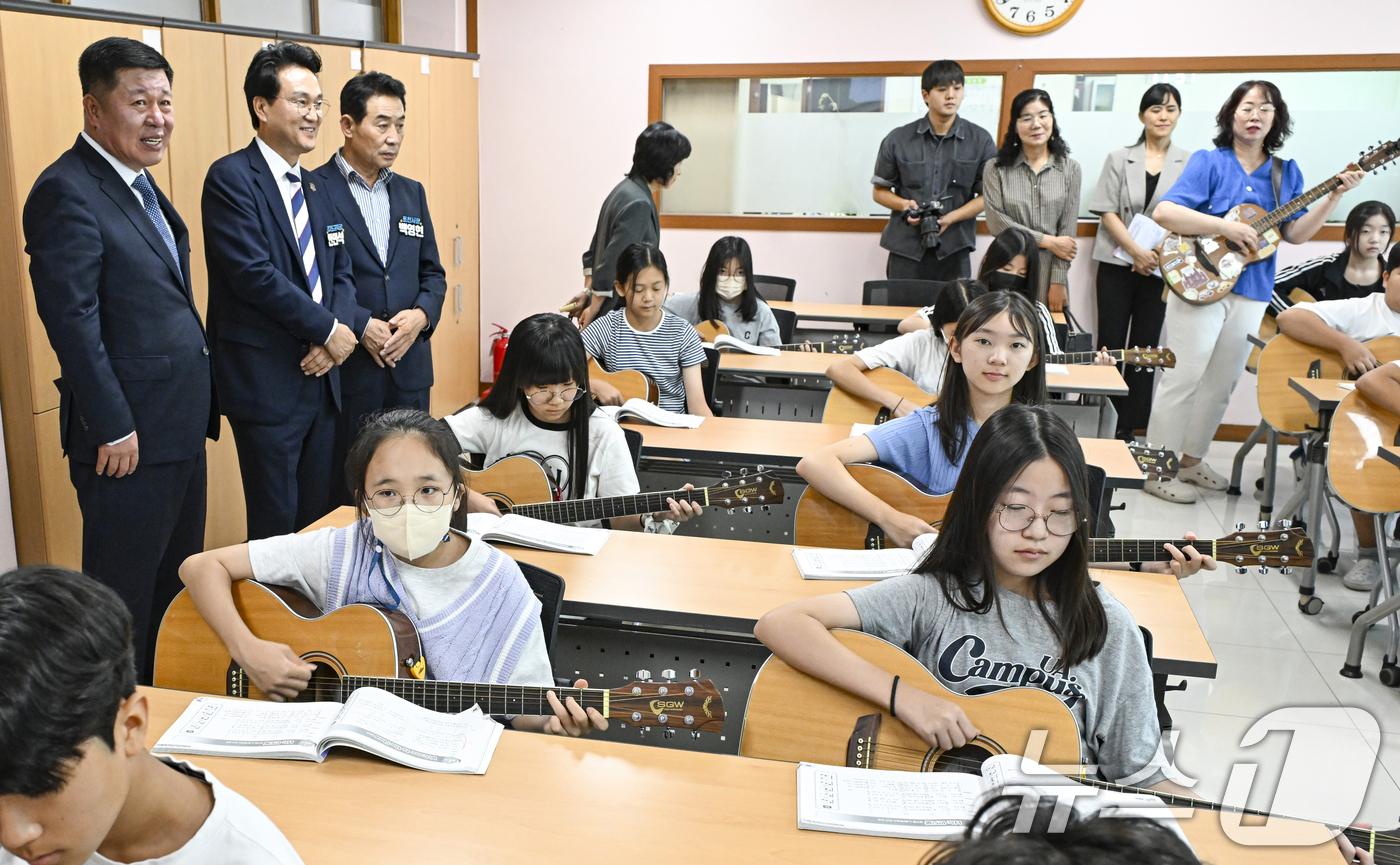 (오산=뉴스1) 김영운 기자 = 안민석 경기도교육감이 9일 경기 오산시 원동초등학교에서 열린 통기타 수업을 참관하고 있다. (공동취재) 2026.9.9/뉴스1