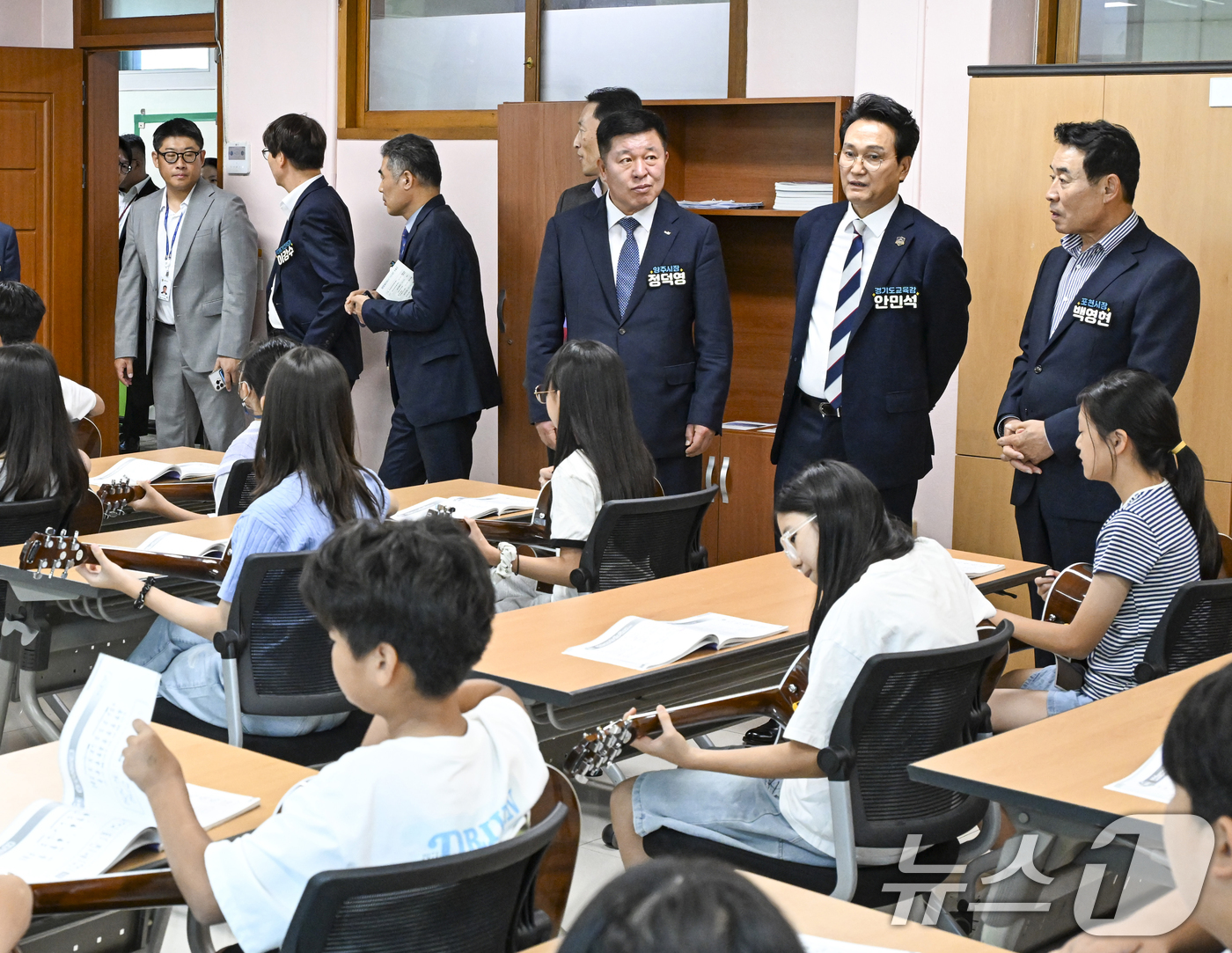 (오산=뉴스1) 김영운 기자 = 안민석 경기도교육감이 9일 경기 오산시 원동초등학교에서 열린 통기타 수업을 참관하고 있다. (공동취재) 2026.9.9/뉴스1