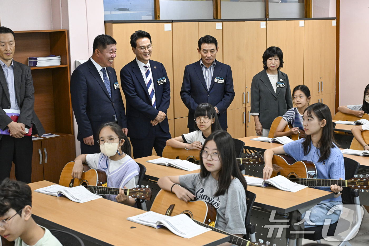 (오산=뉴스1) 김영운 기자 = 안민석 경기도교육감이 9일 경기 오산시 원동초등학교에서 열린 통기타 수업을 참관하고 있다. (공동취재) 2026.9.9/뉴스1