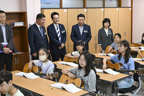 통기타 수업 참관하는 안민석 경기도교육감