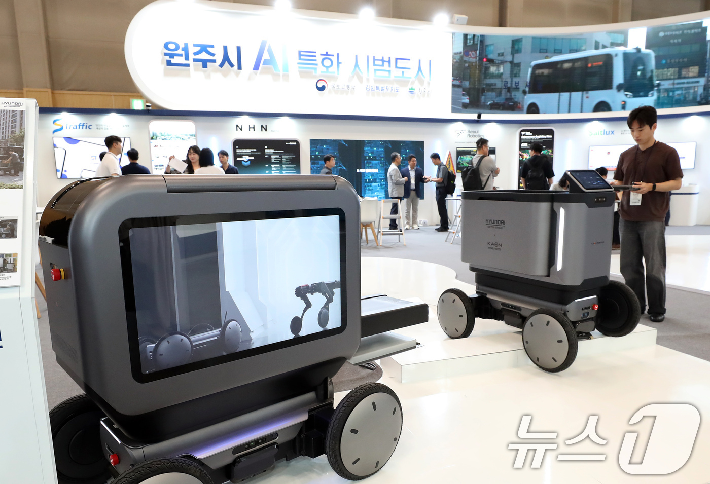 (부산=뉴스1) 윤일지 기자 = 9일 부산 해운대구 벡스코 제1전시장에서 열린 '2026 월드 스마트시티 엑스포'에서 참가자들이 원주시 AI 특화 시범도시 공동관을 찾아 배송·분리 …