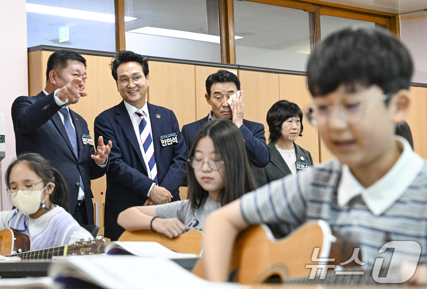(오산=뉴스1) 김영운 기자 = 안민석 경기도교육감이 9일 경기 오산시 원동초등학교에서 열린 통기타 수업을 참관하고 있다. (공동취재) 2026.9.9/뉴스1