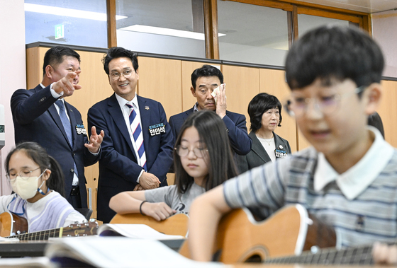 통기타 수업 참관하는 안민석 경기도교육감
