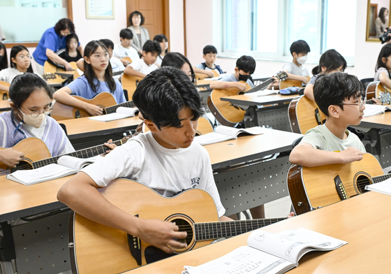 통기타 배우는 학생들