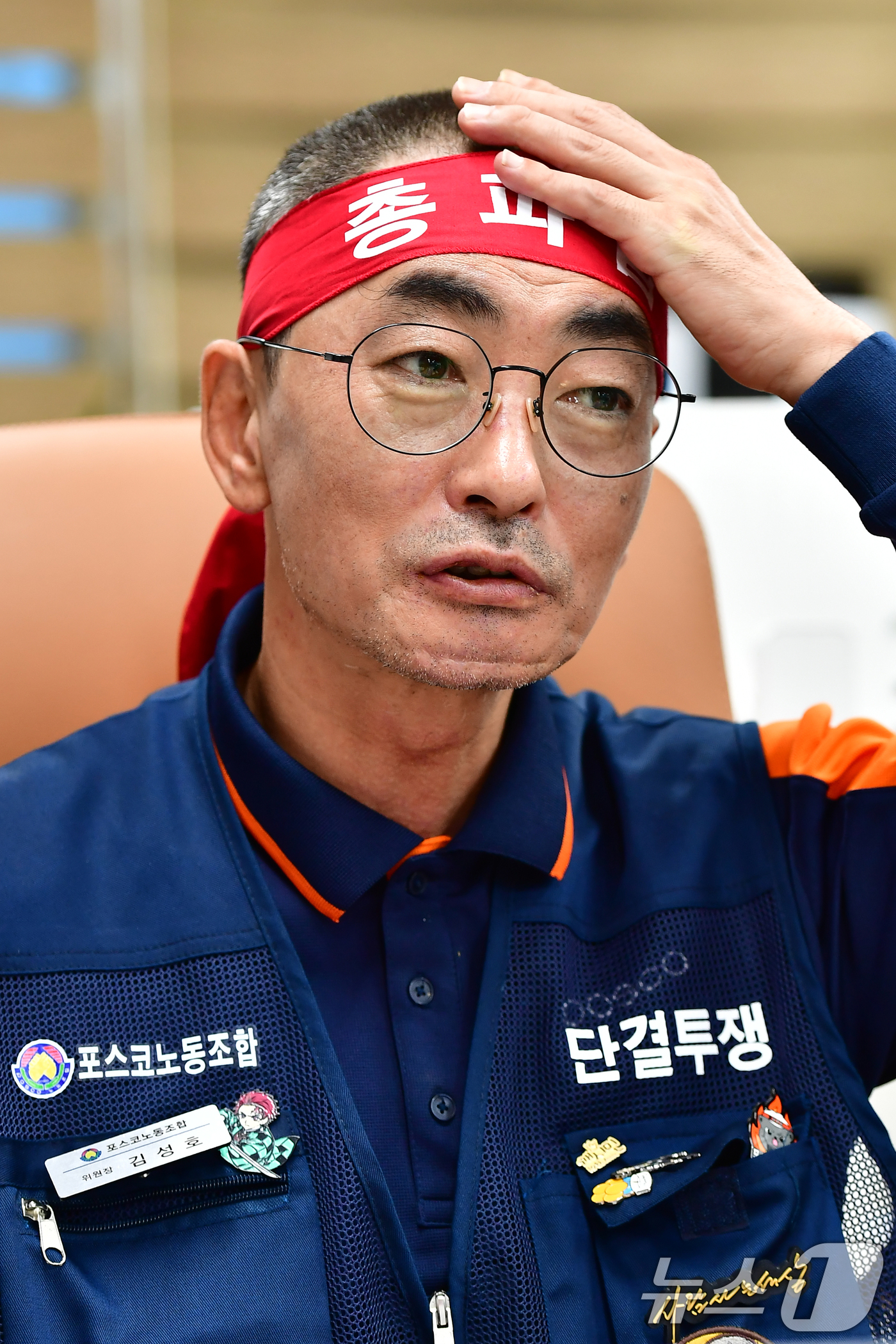 (포항=뉴스1) 최창호 기자 = 김성호 한국노총 금속노련 포스코노조위원장이 9일 오전 경북 포항에 있는 노조 사무실에서 48시간 부분파업 돌입에 대한 입장을 밝히기에 앞서 삭발한 …