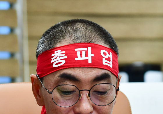 무거운 표정의 김성호 위원장